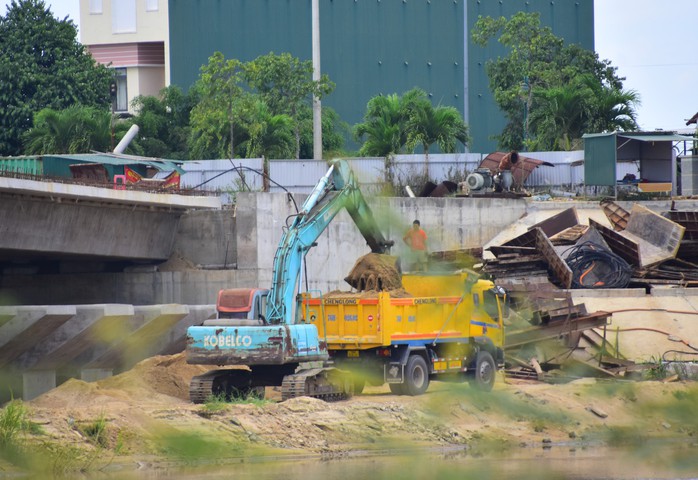 Ngang nhiên múc cát sông Trà Khúc trong công trình ngàn tỉ đồng - Ảnh 1.