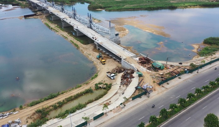 Ngang nhiên múc cát sông Trà Khúc trong công trình ngàn tỉ đồng - Ảnh 7.