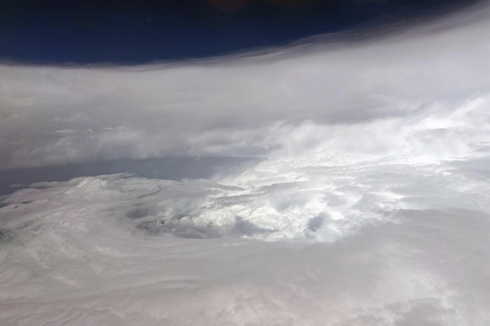 Đám mây bão khổng lồ của siêu bão Saola áp sát Hồng Kông - Trung Quốc - Ảnh 2.