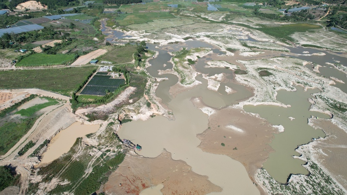 Hồ Próh cạn trơ đáy, loang lổ hầm hố nghi khai thác cát - Ảnh 19.
