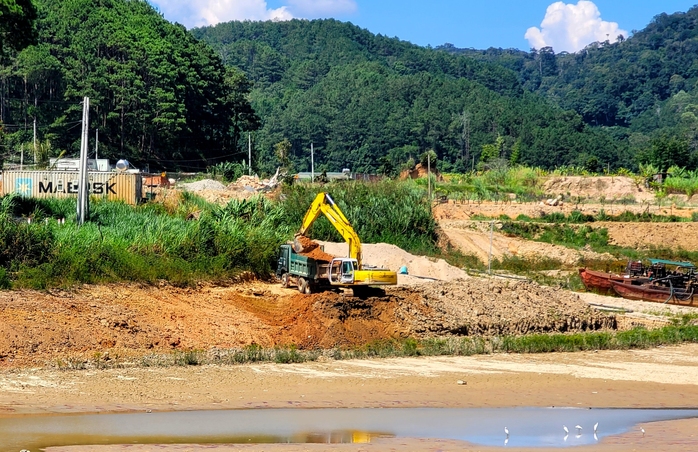 Hồ Próh cạn trơ đáy, loang lổ hầm hố nghi khai thác cát - Ảnh 7.