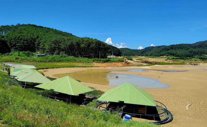 Hồ Próh cạn trơ đáy, loang lổ hầm hố nghi khai thác cát - Ảnh 8.