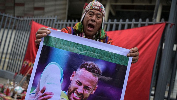 Người hâm mộ Peru tự tin cầm hoà Brazil khi Neymar bị các thầy mo yểm bùa - Ảnh 3.
