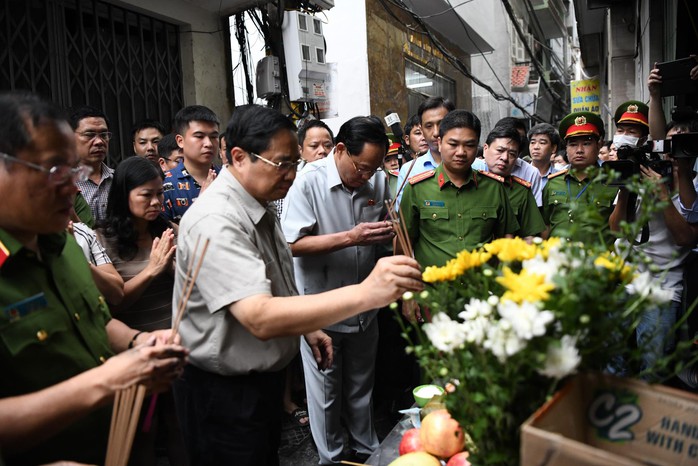 Thủ tướng Phạm Minh Chính tưởng niệm các nạn nhân vụ cháy chung cư mini - Ảnh 1.