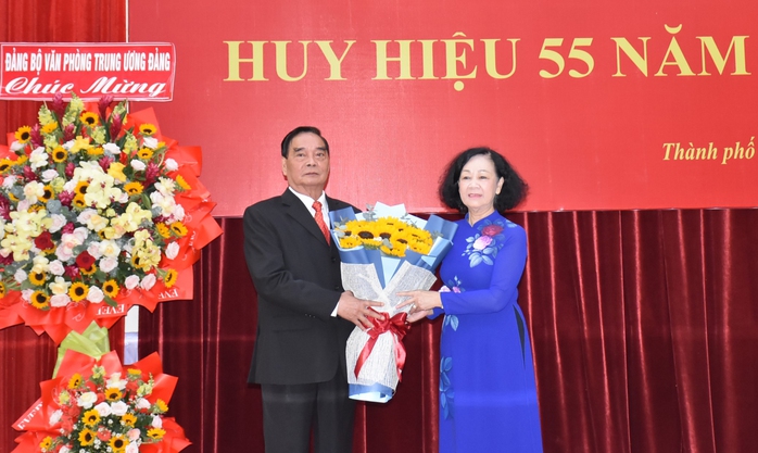 Ông Lê Hồng Anh nhận Huy hiệu 55 năm tuổi Đảng - Ảnh 1.