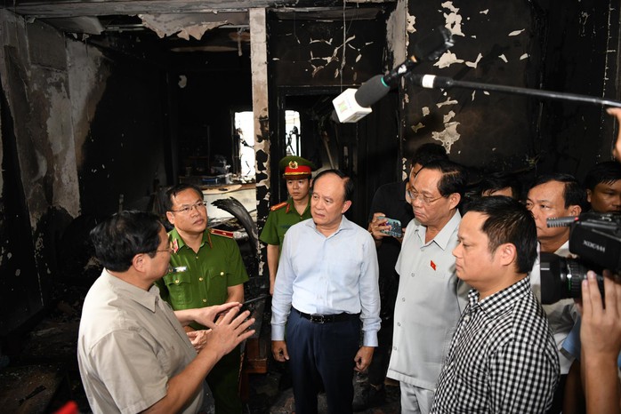Thủ tướng Phạm Minh Chính tưởng niệm các nạn nhân vụ cháy chung cư mini - Ảnh 6.