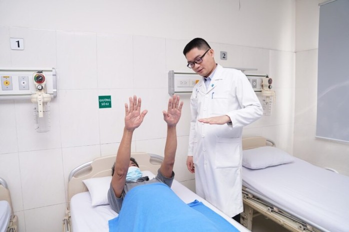 Bác sĩ Việt Nam cứu chữa một người nước ngoài đại - tiểu tiện không tự chủ - Ảnh 1.