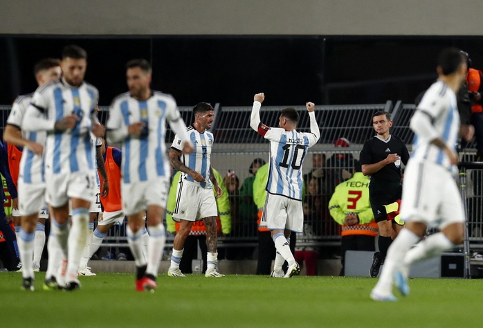 Đồng đội tiết lộ lý do Messi không thi đấu vẫn đến Bolivia, M10 xuất hiện với vai trò lạ - Ảnh 1.