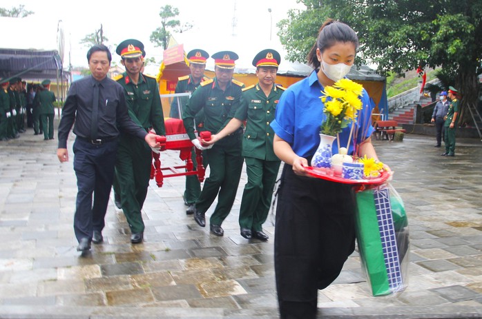 Xúc động lễ truy điệu, an táng 30 hài cốt liệt sĩ - Ảnh 3. Xúc động lễ truy điệu, tỷ lệ kèo nhà cái 88 táng 30 hài cốt liệt sĩ - Ảnh 3.
