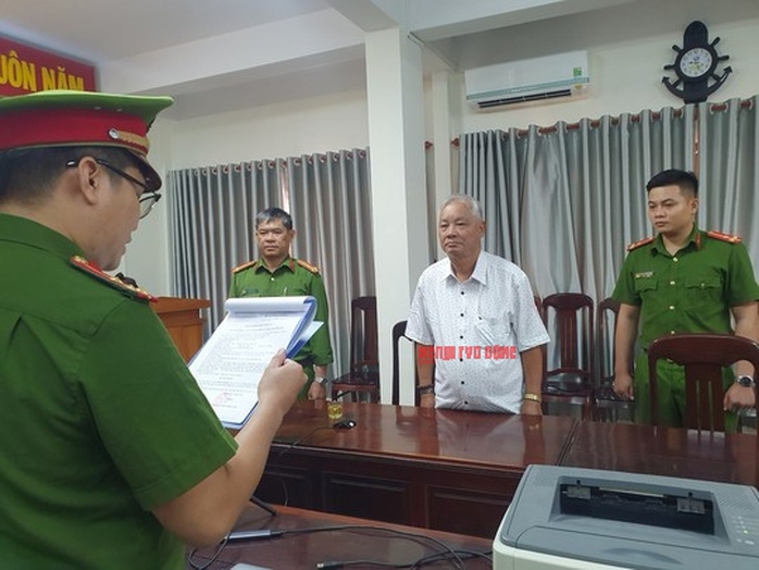 Tống đạt quyết định khởi tố nguyên Chủ tịch UBND tỉnh Phú Yên Phạm Đình Cự - Ảnh 1.