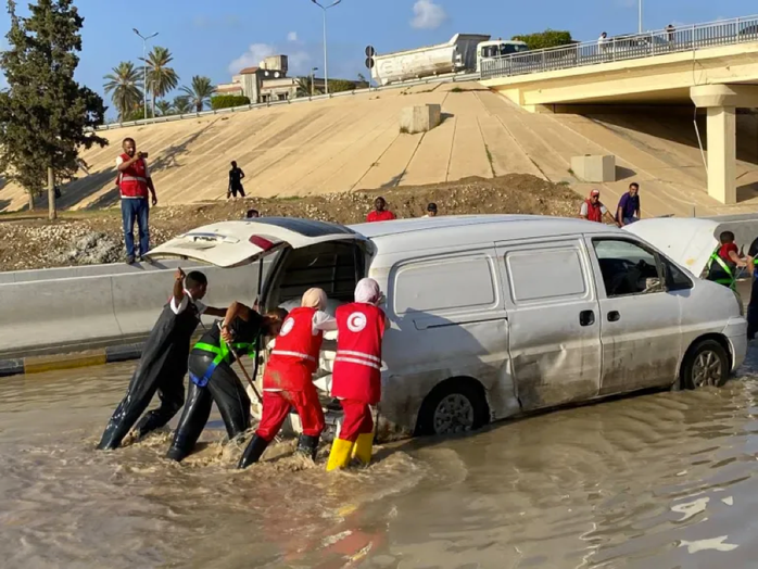 Libya sợ số nạn nhân thiệt mạng do lũ lụt lên đến 20.000 người - Ảnh 1.