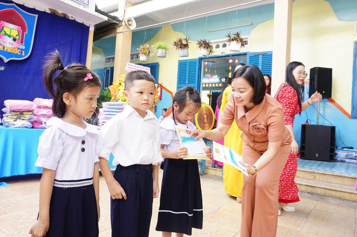 Khatoco đồng hành cùng học sinh, sinh viên đầu năm học mới - Ảnh 5. Khatoco đồng hành cùng học sinh, sinh viên đầu năm học mới - Ảnh 5.