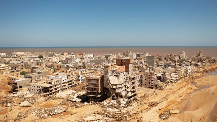 Rùng mình trước lời kể sóng thần cao bằng tòa nhà 6 tầng ở Libya - Ảnh 1.