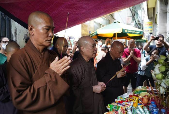Nhiều chùa tổ chức lễ cầu nguyện cho nạn nhân vụ cháy chung cư mini tại Hà Nội - Ảnh 3.