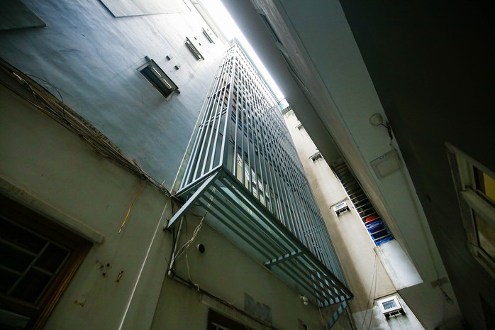 CLIP: Người dân thấp thỏm lo lắng trong tòa chung cư mini của bị can Nghiêm Quang Minh - Ảnh 19.