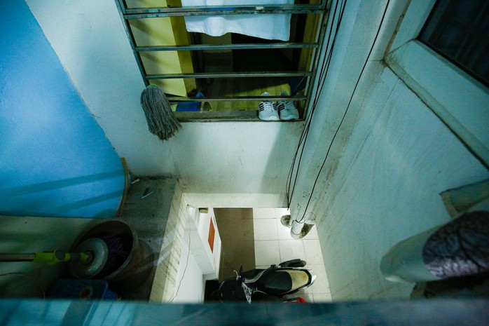 CLIP: Người dân thấp thỏm lo lắng trong tòa chung cư mini của bị can Nghiêm Quang Minh - Ảnh 17.