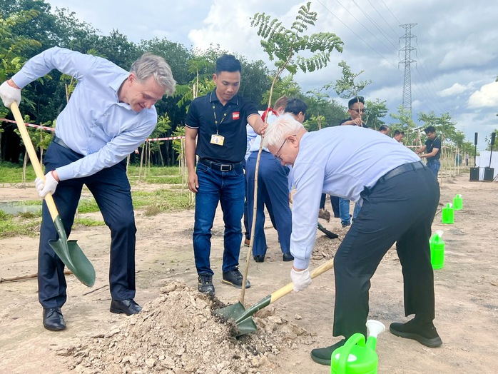 Phó Thủ tướng Lê Minh Khái thị sát nhà máy 1,3 tỉ USD ở Bình Dương - Ảnh 2.