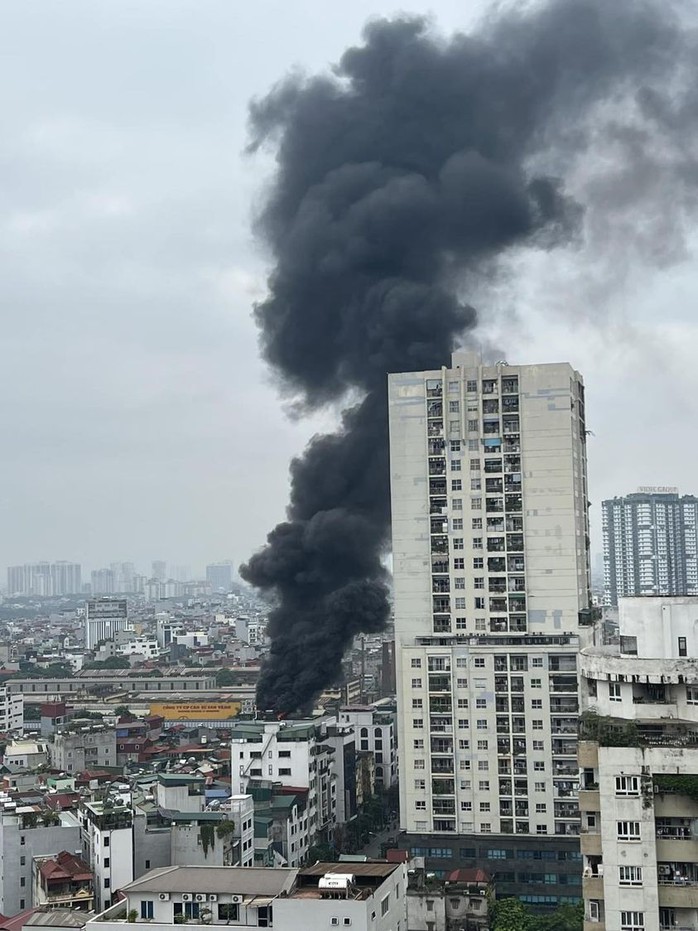 Cháy lớn căn nhà 7 tầng ở quận Thanh Xuân, cột khói bốc cao hàng chục mét - Ảnh 3.