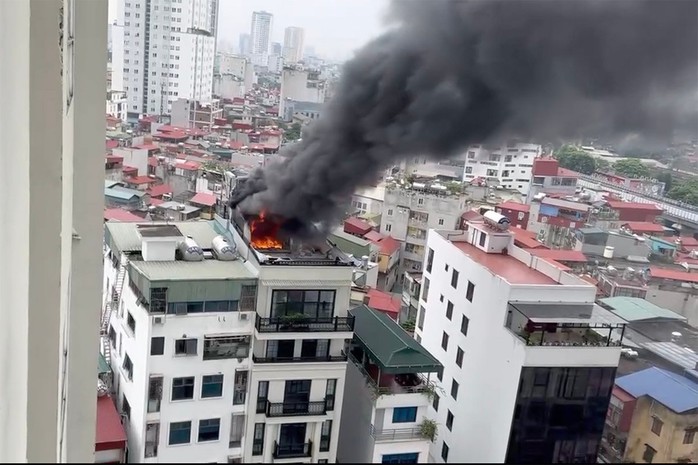 Cháy lớn căn nhà 7 tầng ở quận Thanh Xuân, cột khói bốc cao hàng chục mét - Ảnh 1.