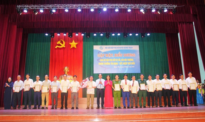 Có 95 nam giới trở thành hội viên danh dự Hội Liên hiệp phụ nữ tỉnh Quảng Bình - Ảnh 1.