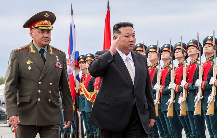Ông Kim Jong-un thảo luận tăng cường hợp tác quân sự với Nga - Ảnh 1.