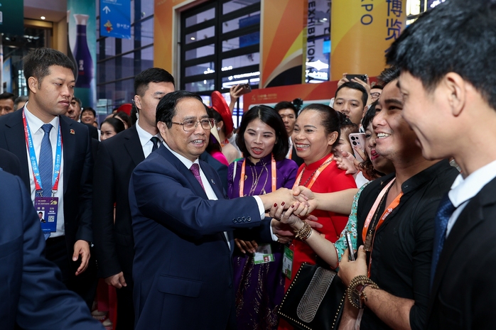 Thủ tướng mong Việt Nam thành điểm trung chuyển hàng hóa giữa ASEAN và Trung Quốc - Ảnh 6.