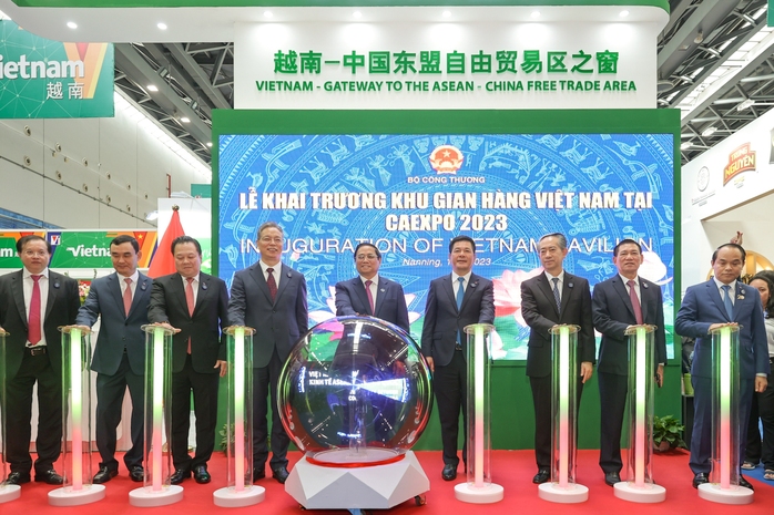 Thủ tướng mong Việt Nam thành điểm trung chuyển hàng hóa giữa ASEAN và Trung Quốc - Ảnh 1.