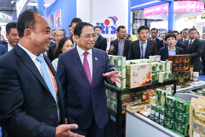 Thủ tướng mong Việt Nam thành điểm trung chuyển hàng hóa giữa ASEAN và Trung Quốc - Ảnh 7.