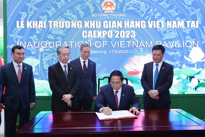 Thủ tướng mong Việt Nam thành điểm trung chuyển hàng hóa giữa ASEAN và Trung Quốc - Ảnh 11.