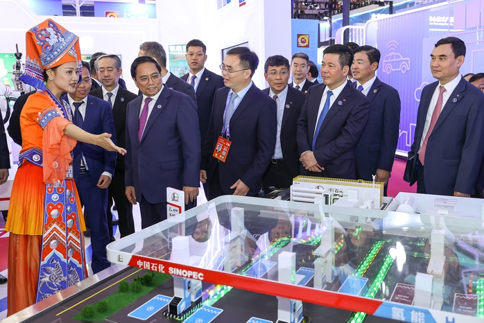 Thủ tướng mong Việt Nam thành điểm trung chuyển hàng hóa giữa ASEAN và Trung Quốc - Ảnh 12.