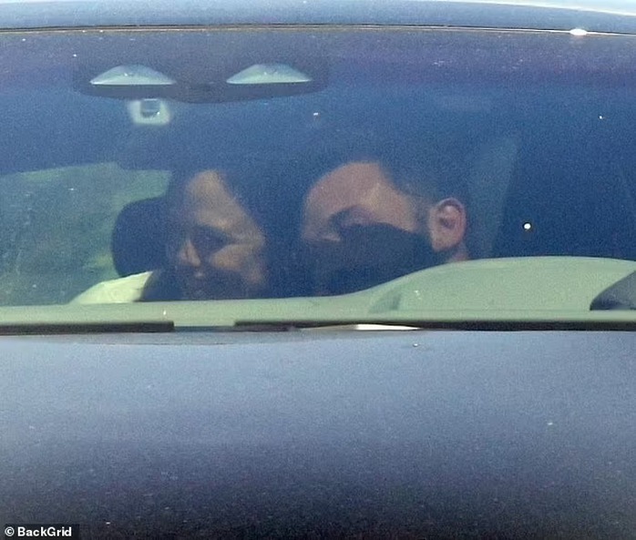 Ben Affleck thân mật với vợ cũ Jennifer Garner trong xe - Ảnh 3. Ben Affleck thân mật với vợ cũ tỷ lệ kèo góc nhà cái - Ảnh 3.