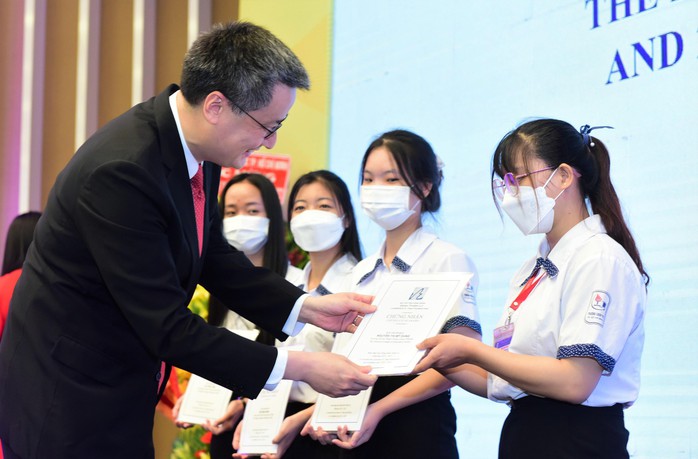 Công ty Phú Mỹ Hưng và Quỹ Đinh Thiện Lý trao tặng học bổng gần 8 tỉ đồng - Ảnh 2. Công ty Phú Mỹ Hưng và Quỹ Đinh Thiện Lý trao tặng học bổng gần 8 tỉ đồng - Ảnh 2.