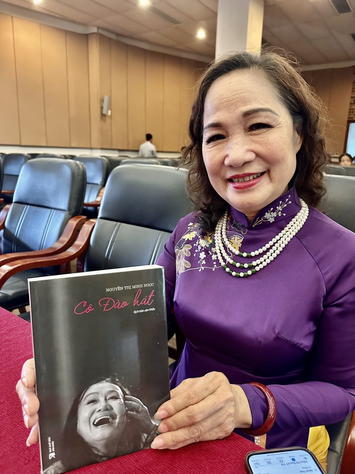 Mừng tuổi 70, tác giả Nguyễn Thị Minh Ngọc ra mắt sách “Cô đào hát” - Ảnh 4.