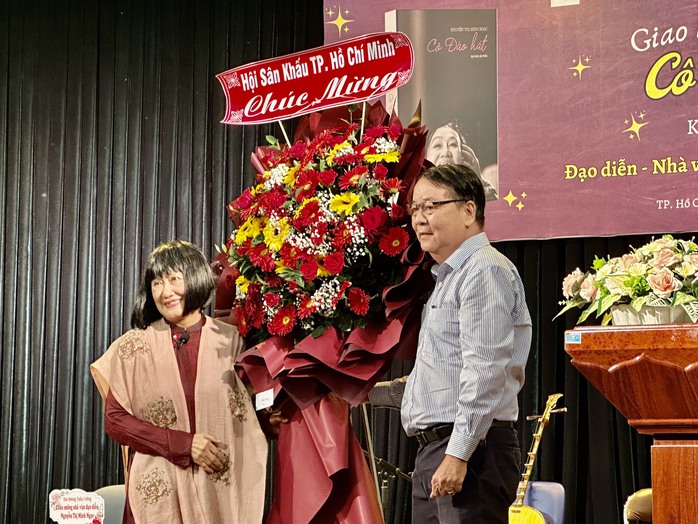 Mừng tuổi 70, tác giả Nguyễn Thị Minh Ngọc ra mắt sách “Cô đào hát” - Ảnh 8.
