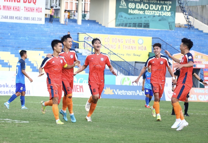 U21 Quốc gia: Đà Nẵng thắng Khánh Hòa, sân đấu gặp sự cố - Ảnh 2.