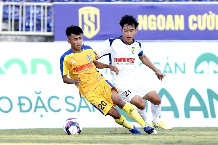 U21 Quốc gia: Đà Nẵng thắng Khánh Hòa, sân đấu gặp sự cố - Ảnh 3.
