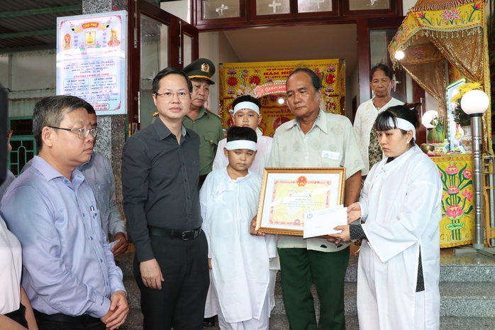 Chủ tịch Bình Thuận trao bằng khen cho gia đình người lao vào đám cháy cứu người rồi tử nạn - Ảnh 2.