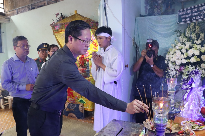 Chủ tịch Bình Thuận trao bằng khen cho gia đình người lao vào đám cháy cứu người rồi tử nạn - Ảnh 1.