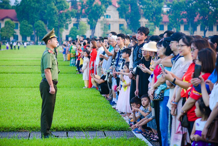 CLIP: Hàng ngàn người trang nghiêm chào cờ tại Quảng trường Ba Đình sáng 2-9 - Ảnh 5.