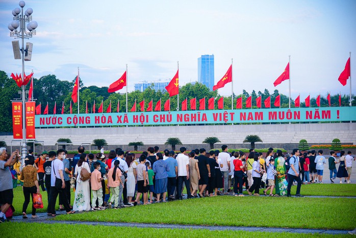 CLIP: Hàng ngàn người trang nghiêm chào cờ tại Quảng trường Ba Đình sáng 2-9 - Ảnh 15.