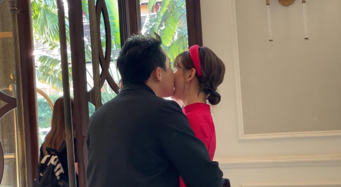 Ra mắt phim mới, Trấn Thành liên tục hôn Hari Won - Ảnh 10.