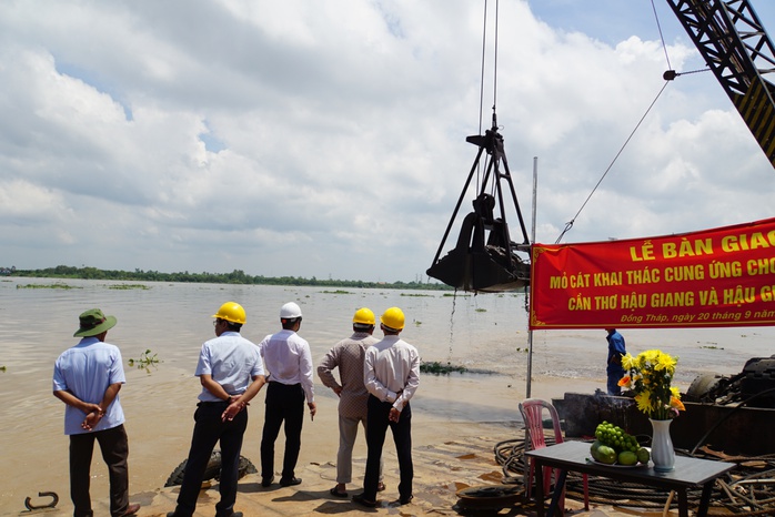 Bàn giao mỏ cát đầu tiên cho nhà thầu thi công dự án cao tốc ở ĐBSCL  - Ảnh 4.