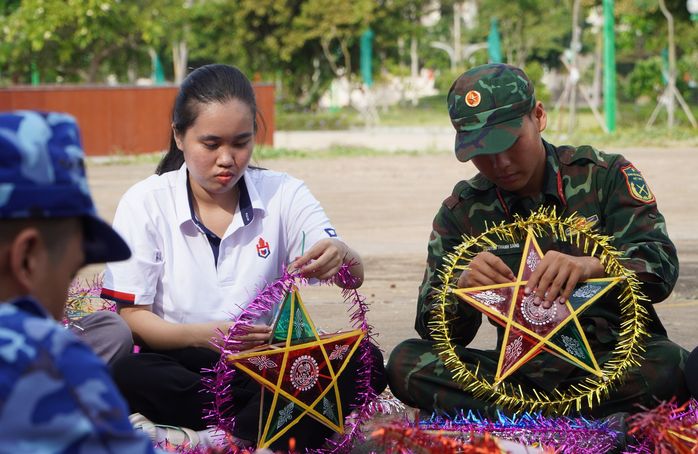 Đoàn công tác chương trình Trăng thu biên cương dâng hương Anh hùng liệt sĩ tại huyện đảo Phú Quý - Ảnh 3.