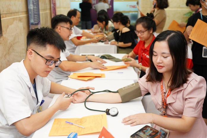 Người TNG Holdings Vietnam mang “giọt thương” gửi vào ngân hàng máu - Ảnh 2. Người TNG Holdings Vietnam mang “giọt thương” gửi vào ngân hàng máu - Ảnh 2.
