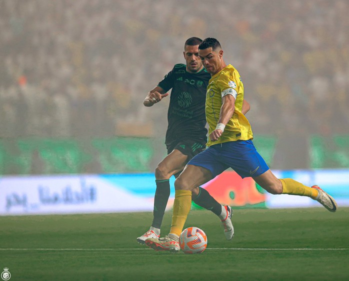 Ronaldo lập cú đúp vào lưới Al-Ahli, tiếp tục dẫn đầu danh sách vua phá lưới - Ảnh 2.