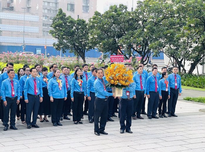 Đoàn Đại biểu CNVC-LĐ TP HCM dâng hương, dâng hoa tượng đài Bác Hồ, Bác Tôn - Ảnh 2.