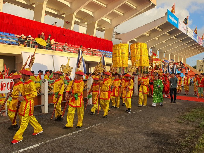 Hàng vạn du khách nườm nượp tới Đồ Sơn xem Lễ hội chọi trâu - Ảnh 3.