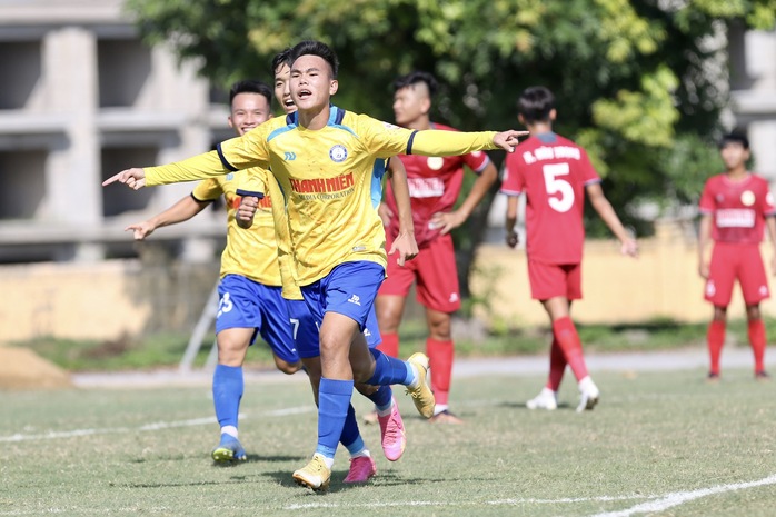 U21 quốc gia: Xác định 8 đội vào tứ kết, Khánh Hoà đánh bại TP HCM giúp Viettel giành vé vớt - Ảnh 1.
