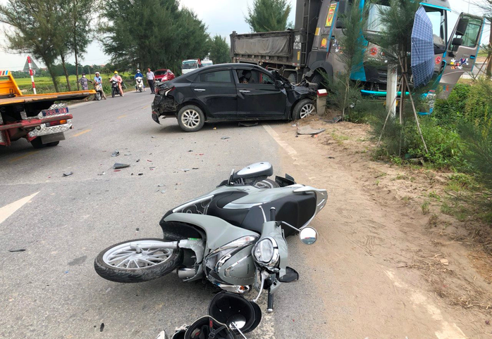 Tai nạn liên hoàn giữa 2 ô tô và xe máy, 2 phụ nữ bị thương - Ảnh 1.