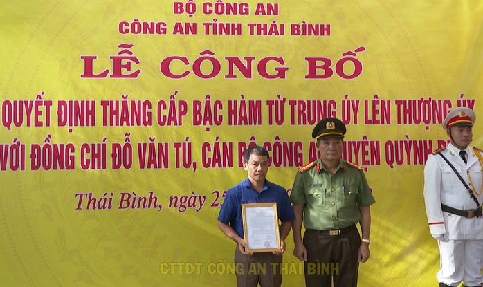 Trao quyết định truy thăng cấp bậc hàm đối với Trung úy Công an hi sinh khi làm nhiệm vụ - Ảnh 1.